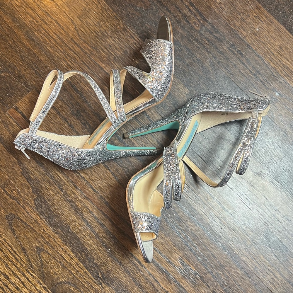 Betsey Johnson size 8 sparkle strappy heeled sandals! 4” heel, silver glitter